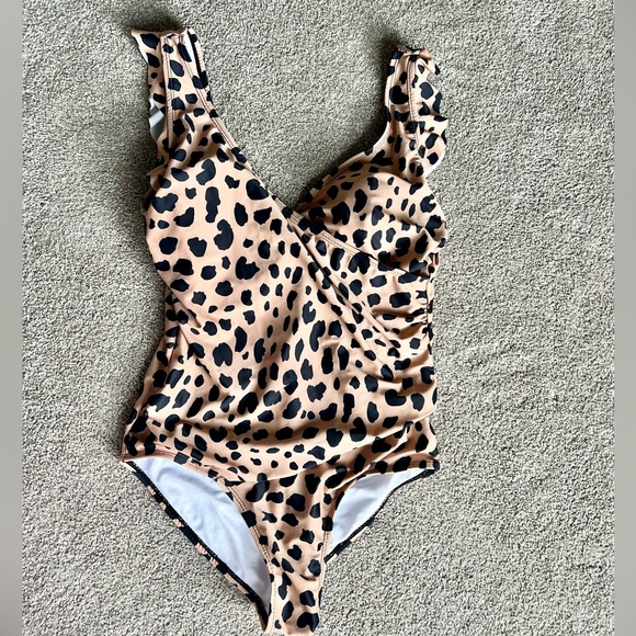 Marina West Leopard Ruffle Faux Wrap one piece swimsuit. Size medium - Picture 4 of 5